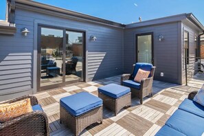 Terrace/patio - 1/2 Block from King Street, 5★ Location ~ ♛King Bed ~ Free Parking (Alexandria)