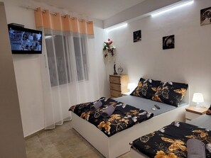 3 bedrooms, desk, free WiFi, bed sheets - Duży Apartament z wyjściem bezpośrednio na morze (Sarandë)