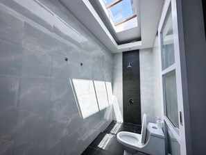 Shower - Villa Alysaa - 3 Bedrooms in Seminyak area. Near Gusto Gelato ice cream (Bali)