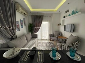 TV - شقة تطل على شارع التسعين الشمالي (Cairo Governorate)