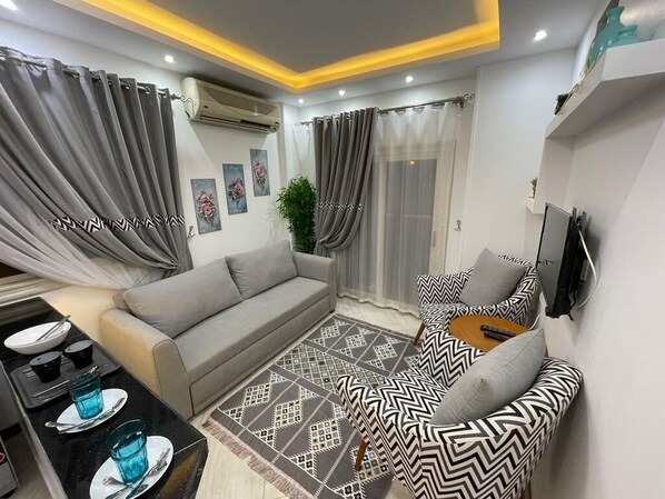 TV - شقة تطل على شارع التسعين الشمالي (Cairo Governorate)