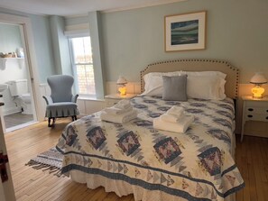 بديكورات فريدة لكل غرفة وطراز فريد لكل وحدة وستائر تعتيم ومكواة/لوح كي