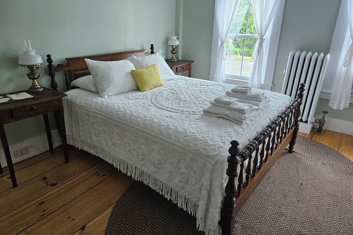 Courtyard- Room 5 | Blackout drapes, iron/ironing board, WiFi (free), individually decorated