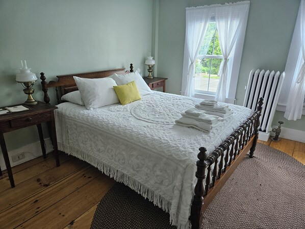 بديكورات فريدة لكل غرفة وطراز فريد لكل وحدة وستائر تعتيم ومكواة/لوح كي