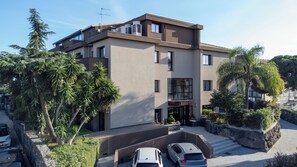 ที่จอดรถ (คิดค่าบริการ) (EUR 8 ต่อวัน)