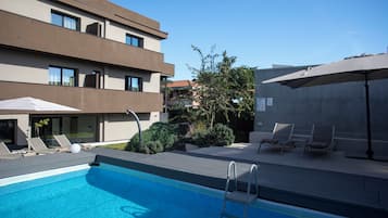 Piscina externa sazonal, guarda-sóis, espreguiçadeiras