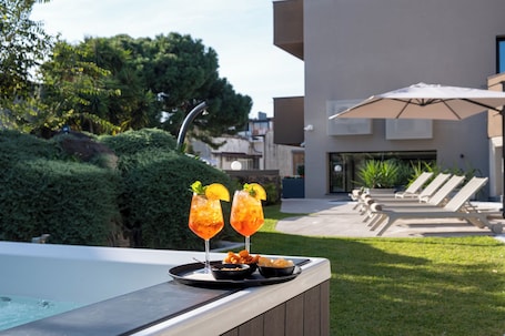 Outdoor spa tub. Ollen apartments