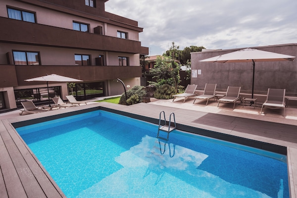 Piscina stagionale all'aperto, ombrelloni da piscina, lettini