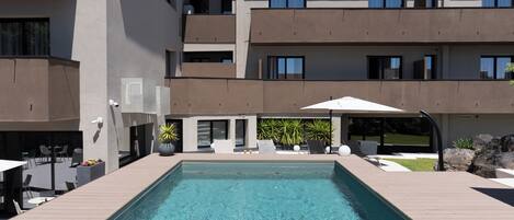 Piscine extérieure (ouverte en saison), parasols de plage