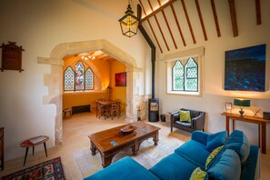 Smart-TV, Bücher, Stereoanlage