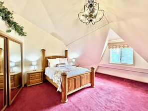 5 bedrooms, desk, WiFi, bed sheets