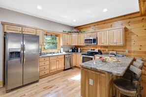 Fridge, microwave, oven, stovetop - River Resort~ Cold Plunge~ Hot tub~ Game Room ~ Resort Pool ~ Fire Pit- Ellijay (Ellijay)