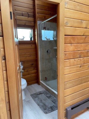 Combined shower/bathtub, towels, soap, shampoo - Large luxurious lakefront home with water toys & mountain view (Anchorage)