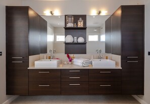 Douche, sèche-cheveux, serviettes fournies, savon