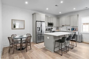 Fridge, microwave, oven, stovetop - ★1/2 Block from King Street, King Bed In the ♥ of Old Town ~ Free Parking★ (Alexandria)