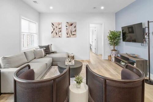 ★1/2 Block from King Street, King Bed In the ♥ of Old Town ~ Free Parking★