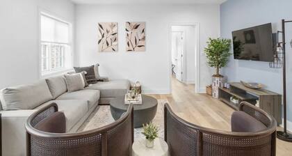 ★1/2 Block from King Street, King Bed In the ♥ of Old Town ~ Free Parking★