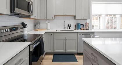 ★1/2 Block from King Street, King Bed In the ♥ of Old Town ~ Free Parking★