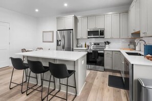 Fridge, microwave, oven, stovetop - ★1/2 Block from King Street, King Bed In the ♥ of Old Town ~ Free Parking★ (Alexandria)