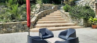 HOUSE/LOFT WITH SEA VIEWS, LARGE SWIMMING POOL, VERY QUIET. 2.5 KM FROM THE BEACH