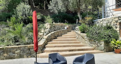 HOUSE/LOFT WITH SEA VIEWS, LARGE SWIMMING POOL, VERY QUIET. 2.5 KM FROM THE BEACH