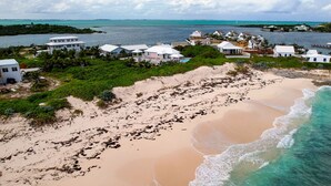 Eine Küstenregion mit Strandhäusern und Villen, die einen Blick auf den Ozean bieten.