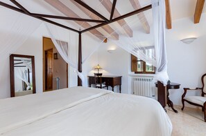 4 bedrooms, iron/ironing board, free WiFi, bed sheets