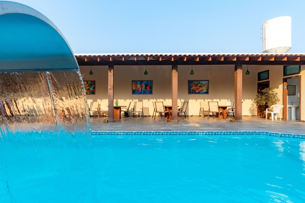 حمّام سباحة خارجي، مظلات على حمّام السباحة، مقاعد للتشمس