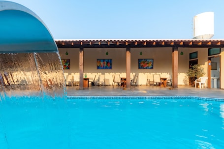 Outdoor pool, open 9:00 AM to 9:00 PM, pool umbrellas, sun loungers. Lontra Pantanal Hotel