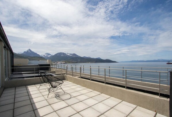 Deluxe-Studiosuite, 2 Queen-Betten, Balkon, Meerblick | Terrasse/Patio