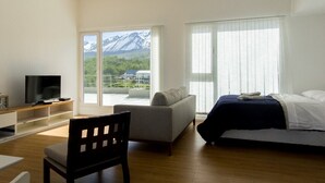 Suíte estúdio luxo, 2 camas Queen, sacada, vista para o oceano | Roupas de cama premium, edredons de pluma, cortinas blackout