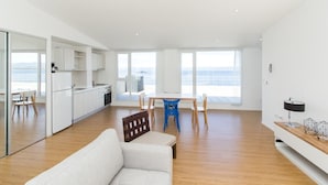 Suíte estúdio luxo, 2 camas Queen, sacada, vista para o oceano | Roupas de cama premium, edredons de pluma, cortinas blackout