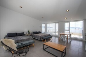 Deluxe-Studiosuite, 2 Queen-Betten, Balkon, Meerblick | Hochwertige Bettwaren, Daunenbettdecken, Verdunkelungsvorhänge