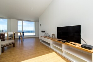 Deluxe-Studiosuite, 2 Queen-Betten, Balkon, Meerblick | Wohnbereich | Fernseher