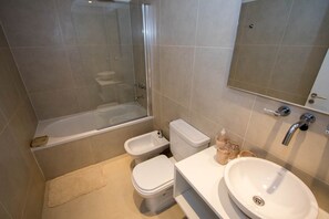Familienapartment, 2 Schlafzimmer, Meerblick, Meerseite | Badezimmer | Haartrockner
