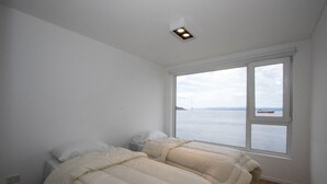 Apartamento família, 2 quartos, vista para o mar, de frente para o oceano | Roupas de cama premium, edredons de pluma, cortinas blackout