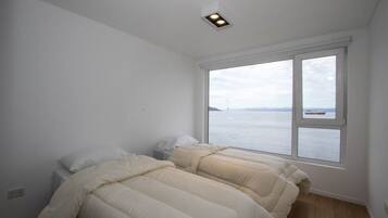 Appartement Familial, 2 chambres, vue mer, en front de mer | Literie de qualité supérieure, couette en duvet d'oie