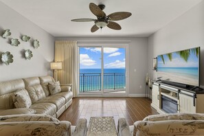 Smart TV, caminetto, lettore DVD, libri