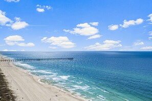 Plage, chaises longues