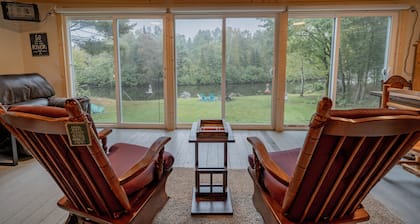 Middle of nowhere river retreat!