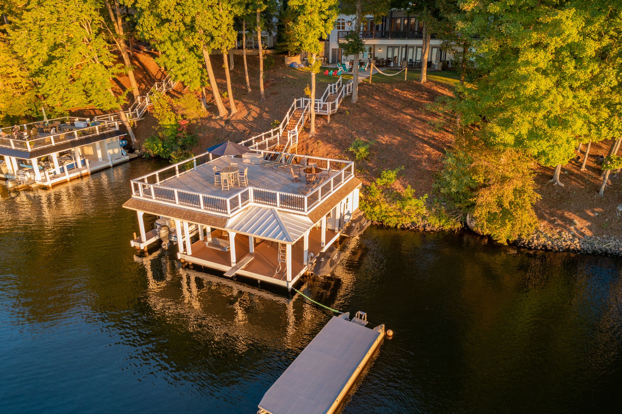 Huge House / Huge Water! Big Sunroom, movie rm, 2level boathouse, outdoor kitch 