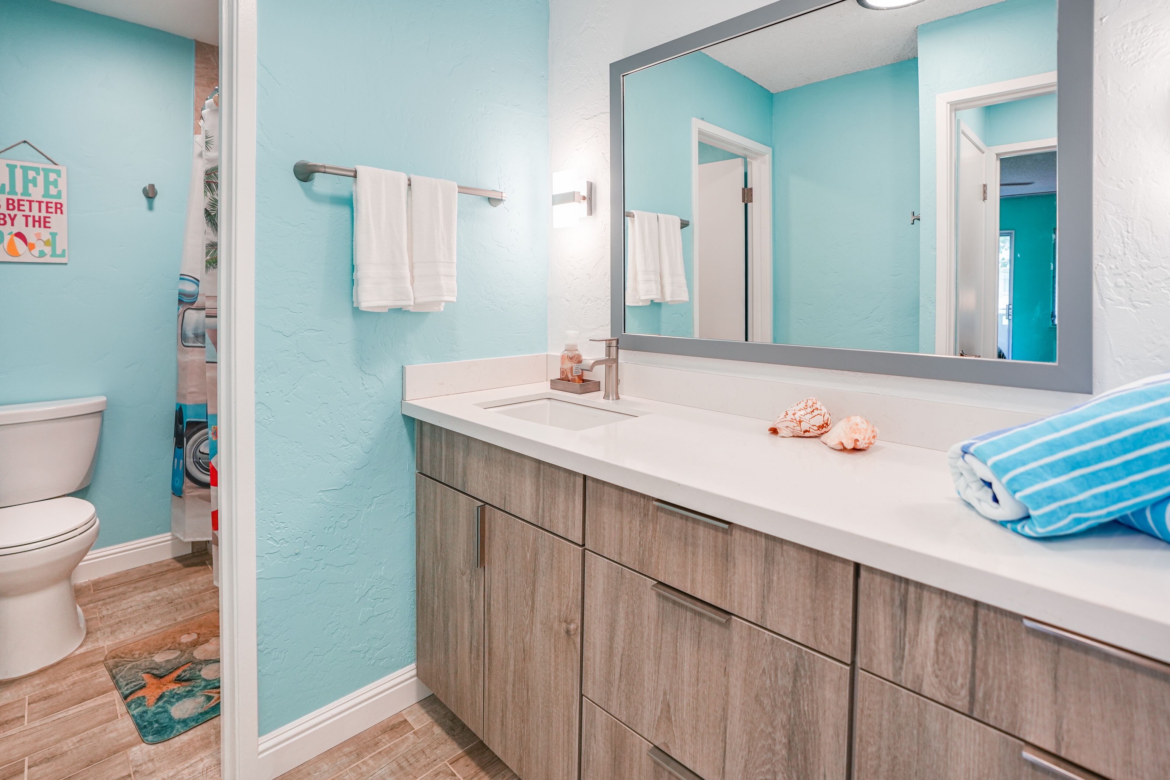 Combined shower/tub, hair dryer, towels