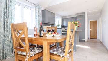 Cottage | Private kitchen | Fridge, cookware/dishes/utensils