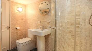 Cottage | Bathroom | Shower, toilet paper