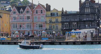 Flat 1, 32 Newcomen Road