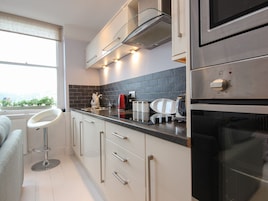Cottage | Private kitchen | Fridge, cookware/dishes/utensils