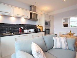 Cottage | Private kitchen | Fridge, cookware/dishes/utensils