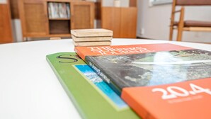 Ein Tisch mit Büchern und einer DVD-Sammlung.