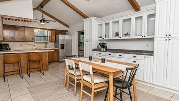 Frigorífic, microones, forn i placa de cuina