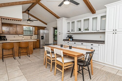 Mid-Century Pool Home Between Downtown & Beach